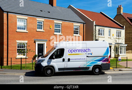 BT Openreach van stationné à l'extérieur de maison dans nouveau lotissement - haut - Moulin à Scalby, près de Scarborough, North Yorkshire, Angleterre Banque D'Images