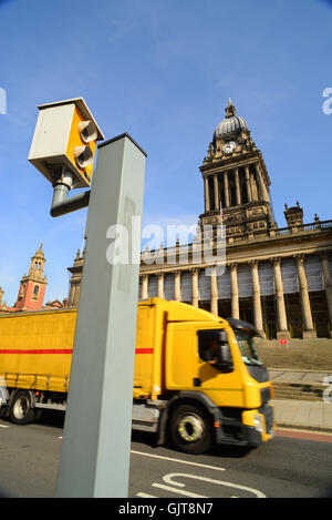 Camion passant speed camera en face de l'hôtel de ville de Leeds Yorkshire, Royaume-Uni Banque D'Images