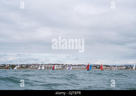 Course à voile sur la mer au large de conseil informatique, Anglesey, au nord du Pays de Galles, Ynys Mon, Surrey, UK Banque D'Images