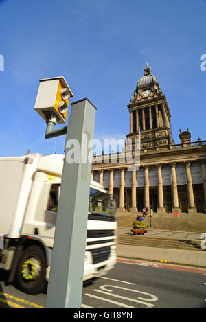 Camion passant speed camera en face de l'hôtel de ville de Leeds Yorkshire, Royaume-Uni Banque D'Images