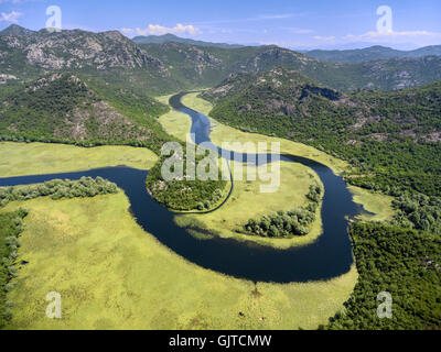 Boucle de la cours d'Rjieka Crnojevica. La beauté de la nature dans les montagnes. Une partie de lac Skadar et parc national. Monténégro Banque D'Images