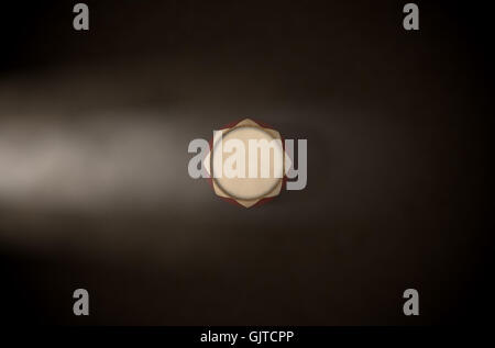 Un rendu 3D d'un nouveau podium ringmasters vide éclairé par des spots spectaculaires sur un arrière-plan sombre cirque classique Banque D'Images