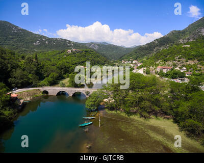 Vue aérienne de la rivière Crnojevica. Ville de Rijeka Crnojevica et la zone de parc national dans la municipalité de Cetinje, Monténégro Banque D'Images