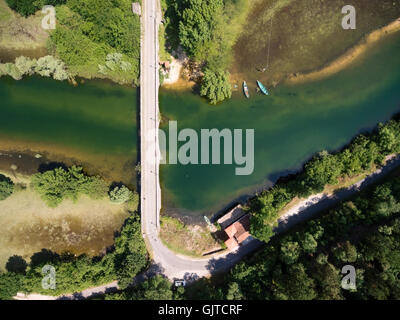 Vue de dessus chez transport pont sur river dans Rjieka ville Crnojevica Crnojevica. Domaine du parc national au Monténégro Banque D'Images