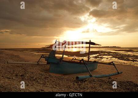 Bateau de pêche sur la plage de l'île de Gili Air Banque D'Images