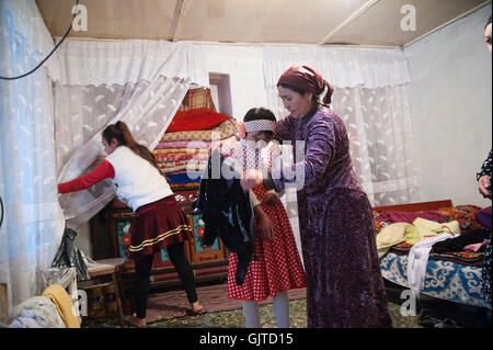 Jalabat,Kirghizistan : une mère prépare sa fille pour l'école le matin Banque D'Images