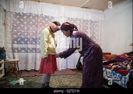 Jalabat,Kirghizistan : une mère prépare sa fille pour l'école le matin Banque D'Images
