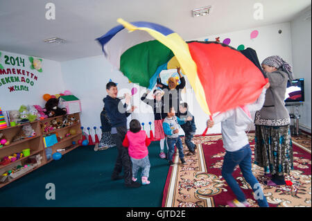 Djalalabad, Kirghizistan : dans un centre pour enfants handicapés mentaux et physiques, l'apprentissage, les enfants reçoivent la thérapie créative, discours Banque D'Images