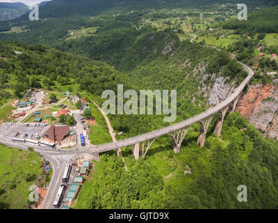 Arche en béton long pont sur la rivière Tara. Pont sur Durdevica rock canyon. Vue aérienne de la belle nature de la Banque D'Images