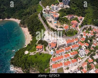 La partie ouest de la ville de Budva avec deux plages de Mogren et les fortifications de la vieille ville. Vue aérienne. Monténégro Banque D'Images