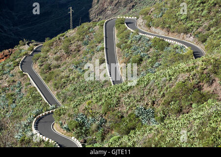 TF-436 route étroite de Santiago del Teide dans le village de Masca. Tenerife, Canaries, Espagne Banque D'Images