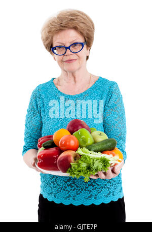 Une vieille femme de race blanche porte plaque de fruits et légumes, isolé sur fond blanc Banque D'Images
