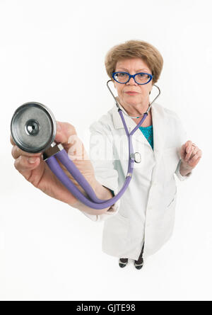 Une femme sympathique médecin stéthoscope s'étendant à l'écoute patiente, pleine longueur, grand angle, fond blanc Banque D'Images