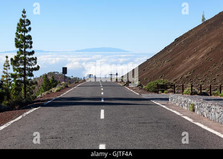 Vide la montagne route asphaltée vers le bas dans les nuages blancs. Itinéraire dans massif de Teno, Tenerife, Canaries, Espagne Banque D'Images