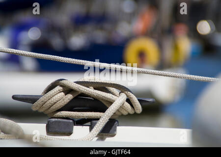 Fixation de corde voilier dans le port de plaisance de Scarborough. Banque D'Images