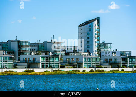 Kalmar, Suède - août 10, 2016 : White bâtiments modernes sur la petite île de Varvsholmen en ville. Banque D'Images