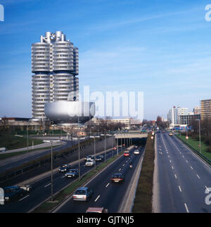 Blick zum BMW Hochhaus (BMW-Vierzylinder), Verwaltungsgebäude des bayerischen Autoherstellers BMW suis Petuelring. Munich, Petuelring. Vue de la tour BMW, siège de l'entreprise automobile bavarois BMW. Banque D'Images