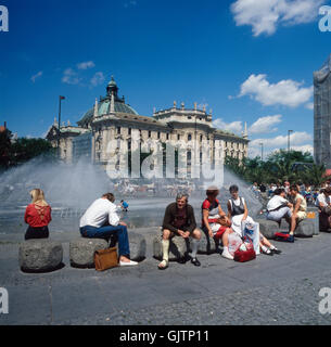 München, 1985. Altstadt. La Karlsplatz (Stachus). Blick zum Springbrunnen. Munich, 1985. Centre historique. Vue de la Karlsplatz (Stachus), appelé et la fontaine. Banque D'Images