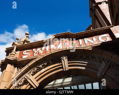 Une inscription peinte au-dessus de l'entrée à Ripon Ripon Spa North Yorkshire Angleterre Banque D'Images