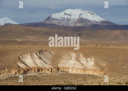 La neige a couvert de la crête du volcan actif Guallatiri 6063 m s'élevant au-dessus de l'Altiplano dans le parc national de Lauca, le nord du Chili. Banque D'Images