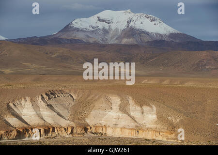 La neige a couvert de la crête du volcan actif Guallatiri 6063 m s'élevant au-dessus de l'Altiplano dans le parc national de Lauca, le nord du Chili. Banque D'Images