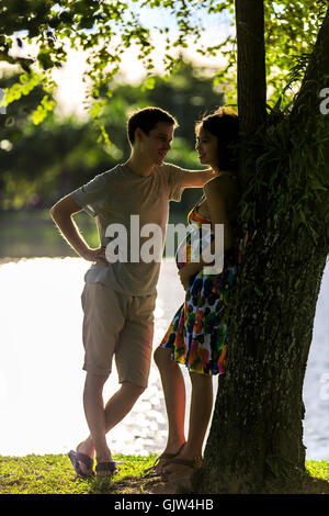 Young happy beautiful couple in tropical park Banque D'Images