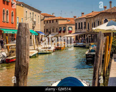 Bateaux amarrés sur un canal de Murano. Venise, Italie. Banque D'Images