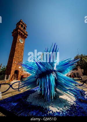 Comète ou étoile de verre Vetro di Cometa sculpture de verre par Simone Cenedese. Avec l'Oratorio Ex chiesa di San Stefano dans la distance. Banque D'Images