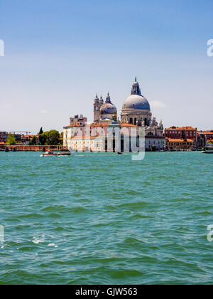 Punta della Dogana and Santa Maria della Salute avec St Mark's au premier plan. Venise, Italie. Banque D'Images