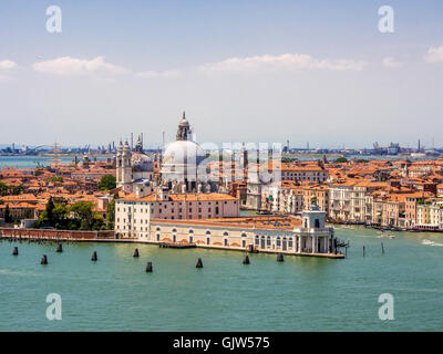 Vue aérienne de la Dogana da Mar et Santa Maria delle Salute avec Canale della Giudecca en premier plan. Venise, Italie. Banque D'Images