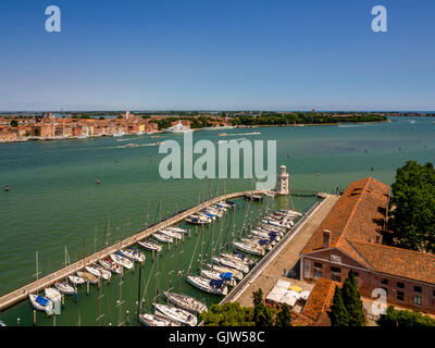 Vue aérienne de bateaux amarrés dans la marina, sur l'île de San Giorgio Maggiore. Venise, Italie. Banque D'Images