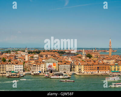 Vue aérienne de St Marc et de la Riva degli Schiavoni, avec un bateau Vaporetto amarrés. Venise, Italie. Banque D'Images