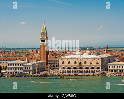 Le Palais des Doges, la Piazzetta San Marco et clocher tourné à partir de San Giorgio Maggiore. Venise. Italie Banque D'Images