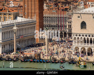 Vue aérienne de la location ou en gondole à la Molo avec occupé Piazzetta San Marco dans l'arrière-plan. Venise, Italie. Banque D'Images