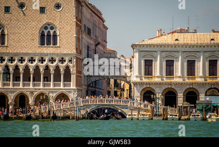 Vue aérienne du palais des Doges, Pont des Soupirs et Piombi, avec le bassin de Saint-Marc dans l'avant-plan. Venise, Italie. Banque D'Images