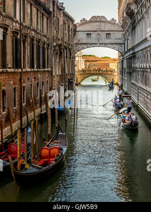 Gondalars sur le canal avec le Pont des Soupirs au-dessus. Venise, Italie. Banque D'Images