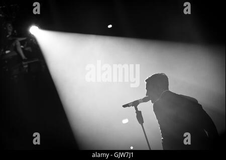 Marco Mengoni perofrms en concert au Zenith avec : Marco Mengoni Où : Rome, Italie Quand : 12 mai 2016 Credit : IPA/WENN.com **Uniquement disponible pour publication au Royaume-Uni, USA, Allemagne, Autriche, Suisse** Banque D'Images