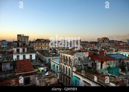 Une vue sur les toits de la vieille ville de La Havane, Cuba Banque D'Images