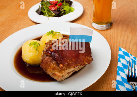 Rôti de porc en croûte quenelles de pommes de terre Banque D'Images