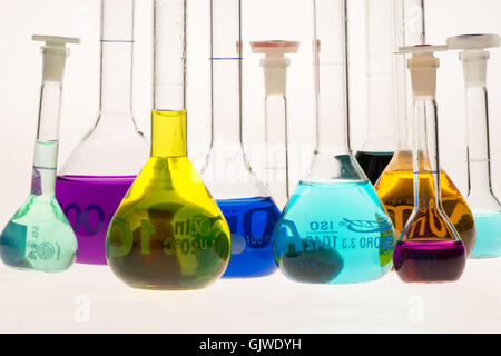 Flacons de couleur transparent avec des liquides chimiques Banque D'Images