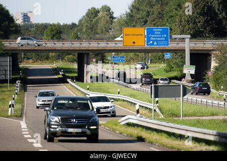 Cologne, Allemagne. Août 17, 2016. Véhicules pénétrant dans l'autoroute A4 à Cologne, Allemagne, 17 août 2016. Dans ce domaine, le marchand d'armes arrêtés à Marburg avait enterré une boîte avec des fusils et des munitions. PHOTO : MARIUS BECKER/dpa/Alamy Live News Banque D'Images