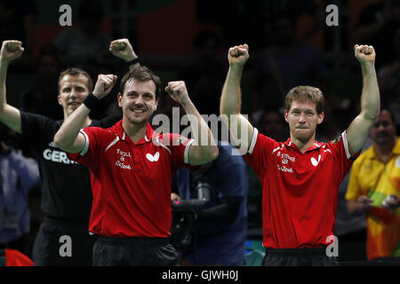 Rio de Janeiro, Brésil. Août 17, 2016. L'Allemagne Timo Boll (L) célèbre avec son coéquipier Bastian Steger après l'équipe masculine de tennis de table match par équipe médaille de bronze à l'encontre de la Corée du Sud aux Jeux Olympiques de Rio 2016 à Rio de Janeiro, Brésil, le 17 août 2016. L'Allemagne a remporté la médaille de bronze. © Shen Bohan/Xinhua/Alamy Live News Banque D'Images