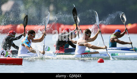 Rio de Janeiro, Brésil. Août 17, 2016. Sébastien Jouve et Maxime Beaumont de la France en action au cours de la Men's kayak biplace 200m chauffe du sprint en canoë du Rio Jeux Olympiques de 2016 à Lagoa Stadium à Rio de Janeiro, Brésil, 17 août 2016. Photo : Soeren Stache/dpa au cours de la Rio Jeux Olympiques de 2016 à Rio de Janeiro, Brésil, 17 août 2016. Photo : Soeren Stache/dpa/Alamy Live News Banque D'Images