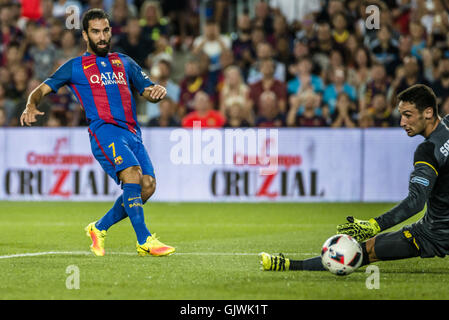 Barcelone, Catalogne, Espagne. Août 17, 2016. Le milieu de terrain du FC Barcelone ARDA marque son premier but de l'équipe au cours de la Super Coupe d'Espagne 2e finale entre la jambe et le FC Barcelone FC Séville au Camp Nou à Barcelone. Barcelone gagne 3:0. Credit : Matthias Rickenbach/ZUMA/Alamy Fil Live News Banque D'Images