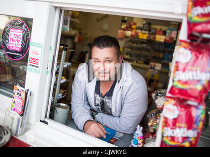 Propriétaire de kiosque andreas Kontny posing in Kontny's Kiosk en Muelheim an der Ruhr, Allemagne, 15 août 2016. Le 20 août 2016, le "1. Tag der Trinkhallen" (lit "1er jour de rafraîchissement est') célébrera la culture kiosque avec des performances d'artistes dans la région de la Ruhr. PHOTO : MARCEL KUSCH/dpa Banque D'Images