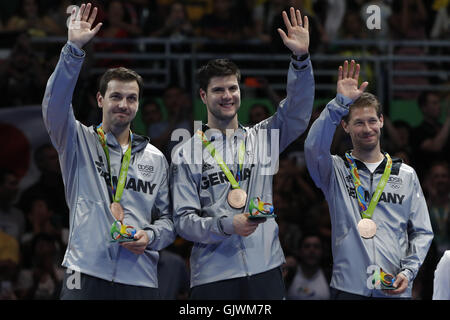 Rio de Janeiro, Brésil. Août 17, 2016. Les médaillés de bronze Allemagne Timo Boll, Dimitrij Ovtcharov et Bastian Steger (L-R) vague à l'auditoire au cours de la cérémonie pour l'équipe masculine de tennis de table finale au Jeux Olympiques de Rio 2016 à Rio de Janeiro, Brésil, le 17 août 2016. Credit : Shen Bohan/Xinhua/Alamy Live News Banque D'Images