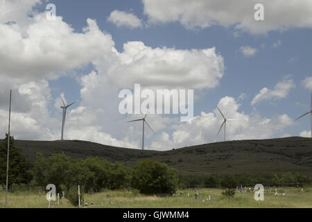 Lawton, Oklahoma, USA. Nov 8, 2016. Les éoliennes se dressent au-dessus un vieux cimetière près de la Native American Wichita Mountains Wildlife Refuge. Le refuge, situé dans le sud-ouest de l'Utah près de Lawton, a été créé en 1901. En 1907, la American Bison Society transportés 15 bisons, six taureaux et neuf vaches, de la New York Zoological Park pour le refuge. A cette époque, les bisons avaient été éteints sur les grandes plaines du sud pendant 30 ans. La harde de bisons compte maintenant environ 650 sur le refuge. Plus tard longhorn steer et le wapiti était situé là. C'est le plus ancien établissement de la faune géré dans l'United State Banque D'Images