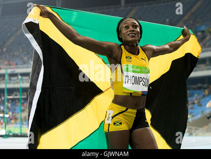 Rio de Janeiro, RJ, Brésil. Août 17, 2016. Athlétisme aux jeux olympiques : médaille d'Elaine Thompson (JAM) célèbre dans le Women's Final 200m au Stade olympique (l''Engenh ¹o) au cours de l'été jeux olympiques de Rio 2016. Crédit : Paul Kitagaki Jr./ZUMA/Alamy Fil Live News Banque D'Images