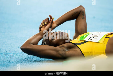 Rio de Janeiro, RJ, Brésil. Août 17, 2016. Athlétisme aux jeux olympiques : médaille d'Elaine Thompson (JAM) célèbre dans le Women's Final 200m au Stade olympique (l''Engenh ¹o) au cours de l'été jeux olympiques de Rio 2016. Crédit : Paul Kitagaki Jr./ZUMA/Alamy Fil Live News Banque D'Images