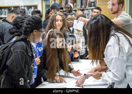 Londres, Royaume-Uni. 18 août, 2016. Les élèves recueillent un niveau résultats à Westminster Kingsway College, Kings Cross centre campus Crédit : Guy Josse/Alamy Live News Banque D'Images